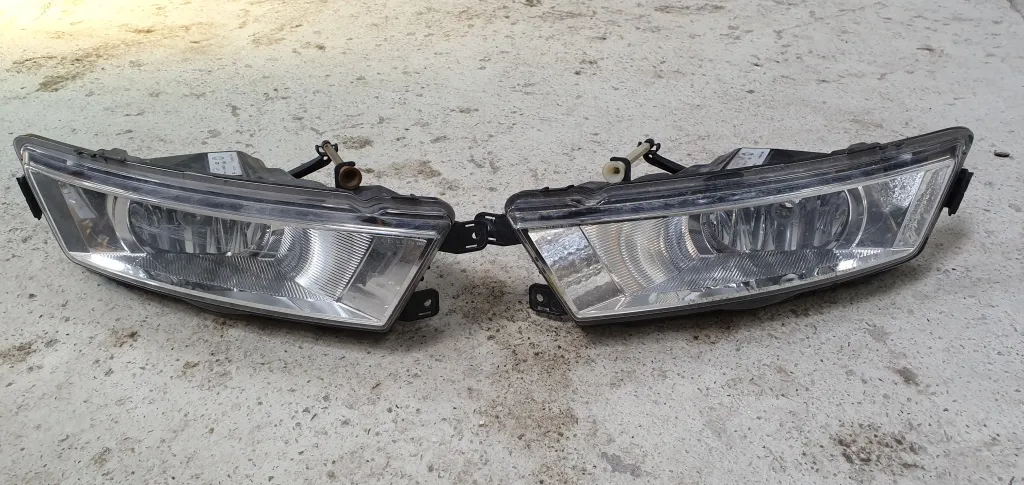 Proiector ceata stanga dreapta Skoda Rapid 2013 2014 2015