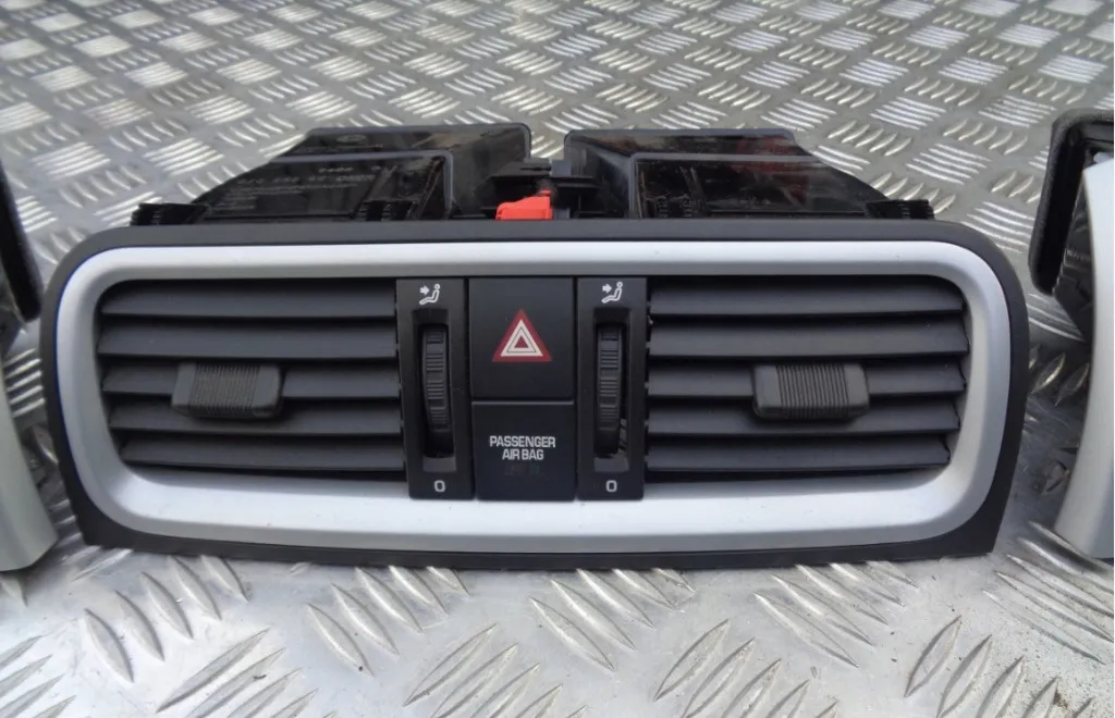 Grila aer bord / ventilatie centrala Skoda Fabia 2 / Roomster 2008 2009 2010 2011 2012 2013