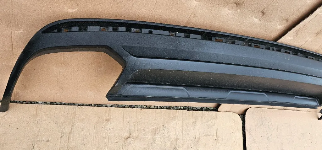 Spoiler inferior / Difuzor bara spate Vw Touareg 3 CR 2018 2019 2020 2021 2022