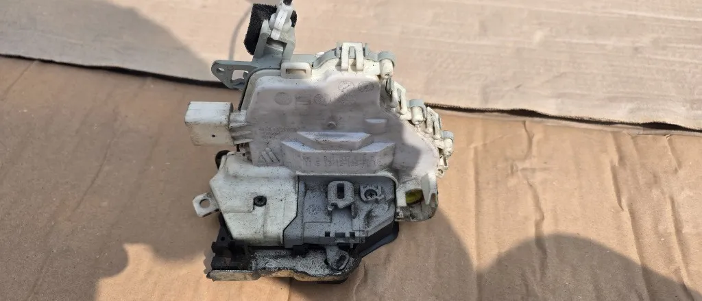 Broasca / yala usa stanga fata Audi A4 B8 8K / A5 8T / Q5 8R 2009 2010 2011 2012 2013