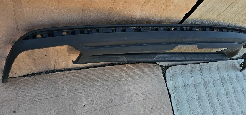 Spoiler inferior / Difuzor bara spate Vw Touareg 3 CR 2018 2019 2020 2021 2022