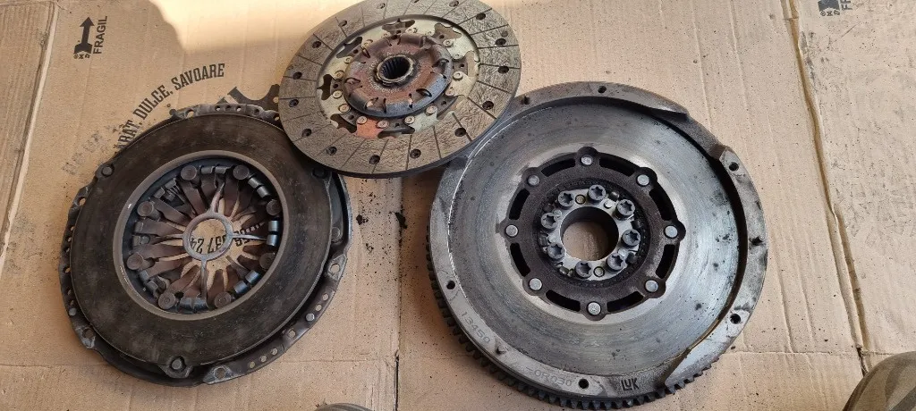 Volanta cu set ambreiaj Toyota TOYOTA AURIS / VERSO / RAV 4 2.0 2.2 EURO 5 1AD-FTV