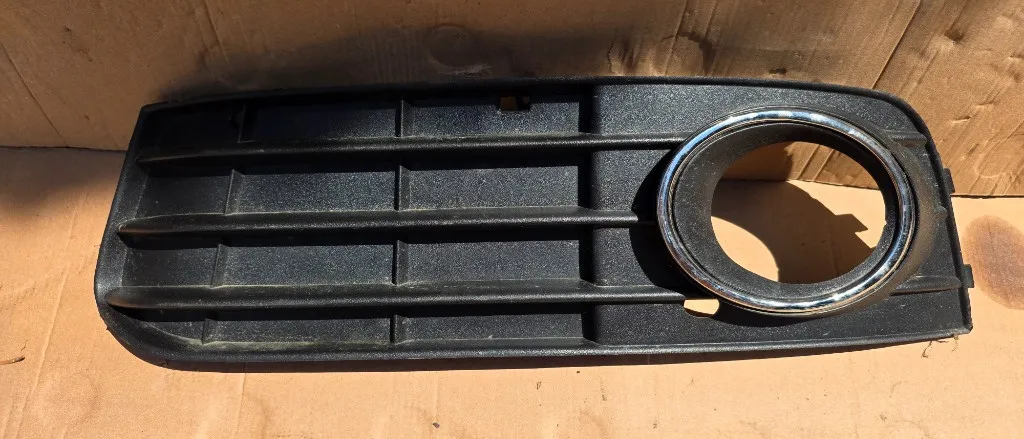 Grila proiector stanga Audi A4 B8 8K 2009 2010 2011 2012