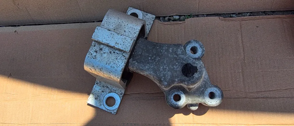 Suport tampon motor Dacia Sandero 1.2 Benzina 2009 2010 2011 2012