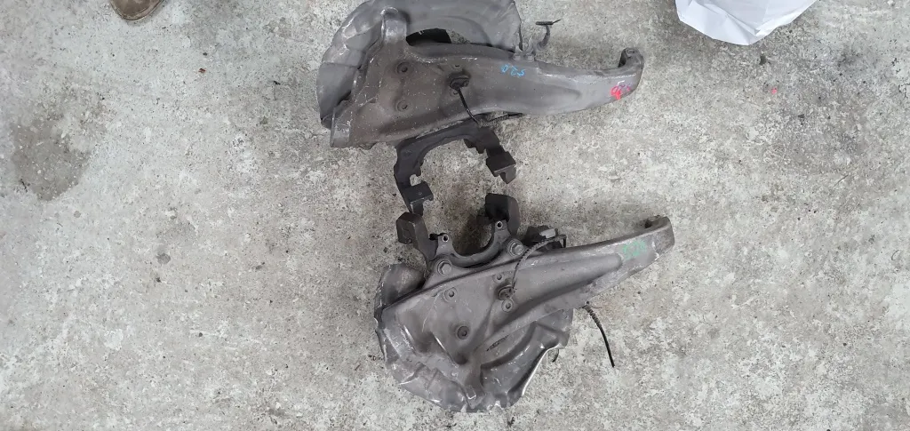Fuzeta stanga dreapta fata BMW Seria 5 F10 2.0 d 2011 2012 2013 2014
