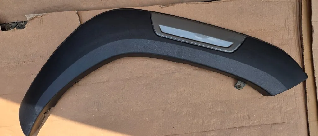 Overfender / Bandou aripa dreapta fata Toyota Hilux 2021 2022 2023