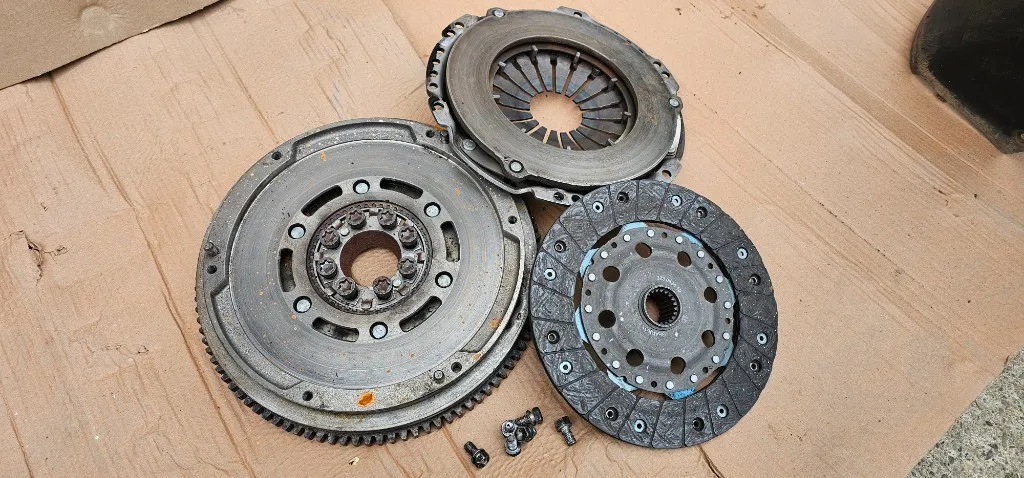 Volanta cu Kit ambreiaj 6 trepte Toyota Rav 4 / Avensis T25 2.0 D-4D 2004 2005 2006