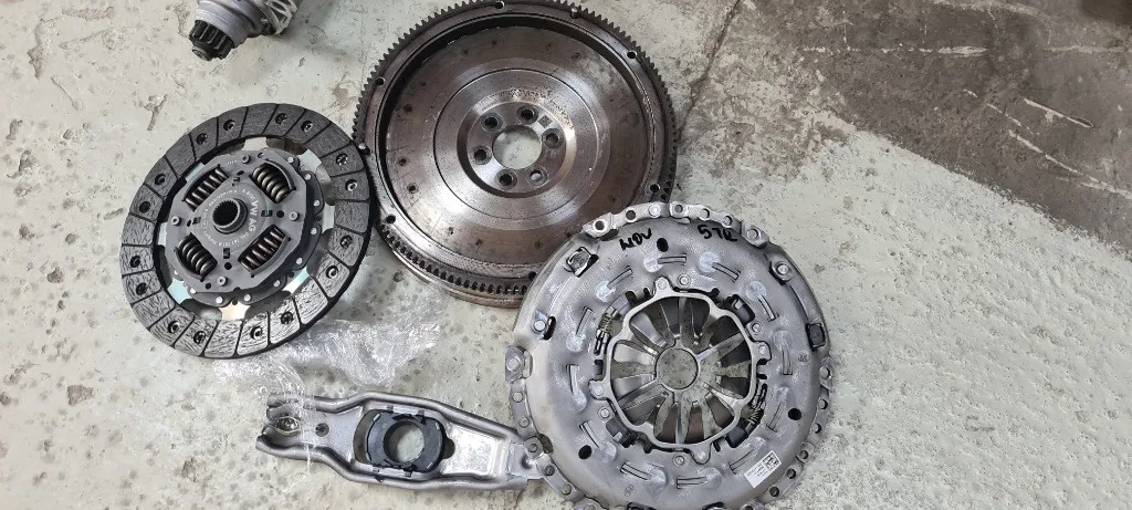 Volanta cu set Ambreiaj NOU Vw Golf 7 Skoda Octavia 3 1.6 TDI CLH CXX DDY 2014 2015 2015 2016
