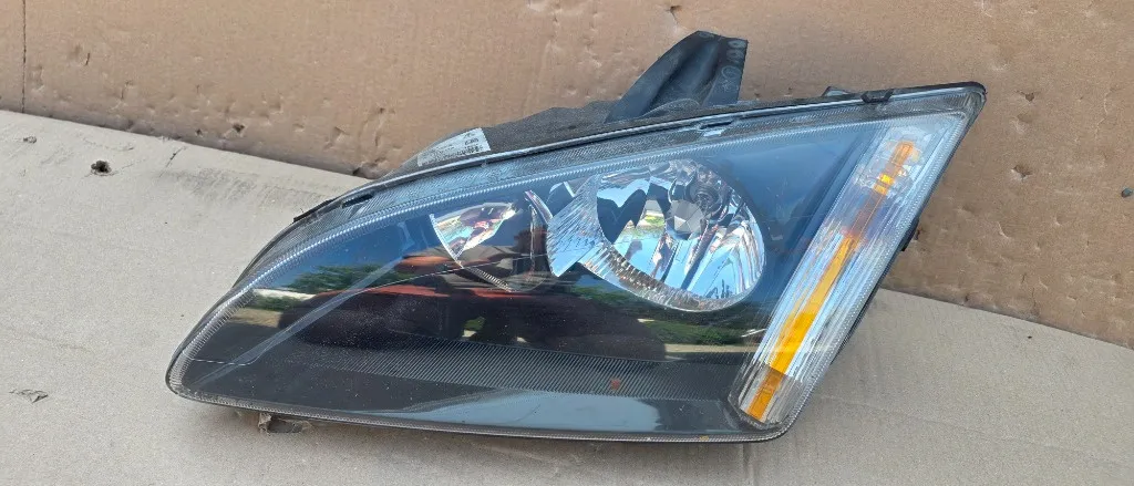 Far stanga cu defect Ford Focus 2 2004 2005 2006 2007