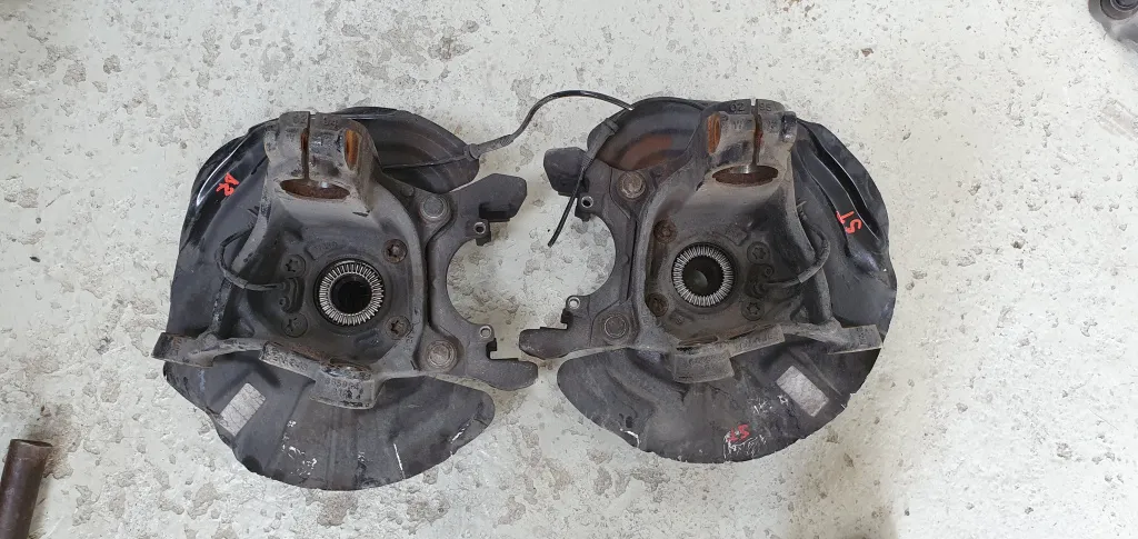 Fuzeta fata stanga dreapta BMW X4 F26 2.0 d 2013 2014 2015 2016