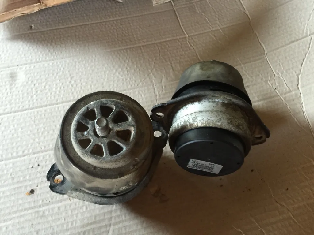 Suport tampon motor Audi Q7 3.0 TDI 2007 2008 2009