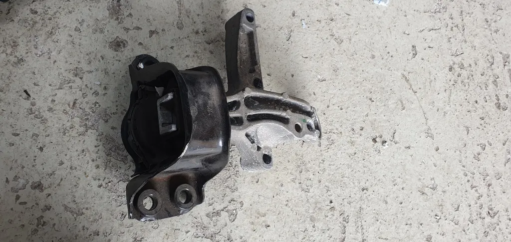 Suport tampon motor dreapta Nissan Qashqai J11 1.5 DCI 2014 2015 2016 2017 2018