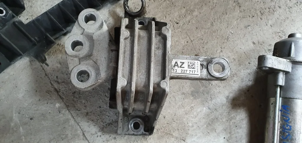 Tampon motor dreapta Opel Insignia 2.0 DTI 2009 2010 2011 2012 2013