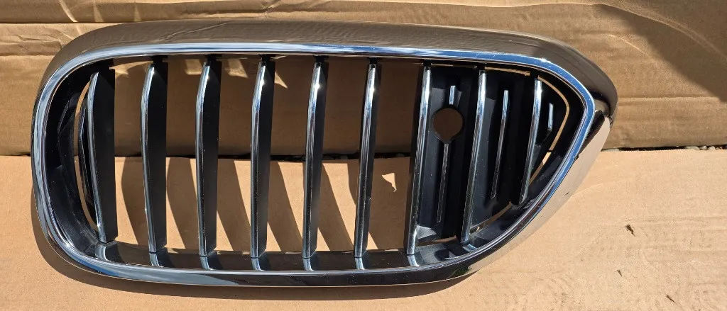 Grila radiator stanga BMW Seria 5 G30 2016 2017 2018 2019