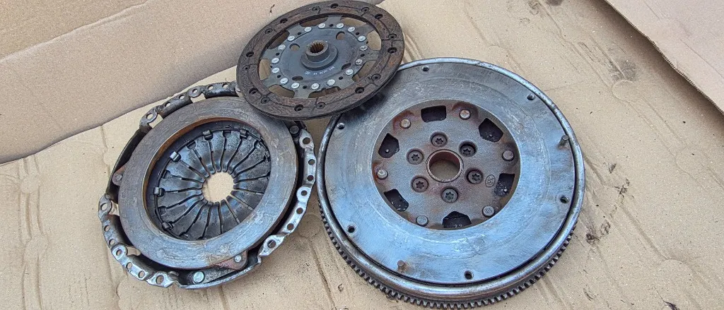 Volanta cu set ambreiaj Ford Fiesta / Fusion 1.4 TDCI 2004 2005 2006 2007