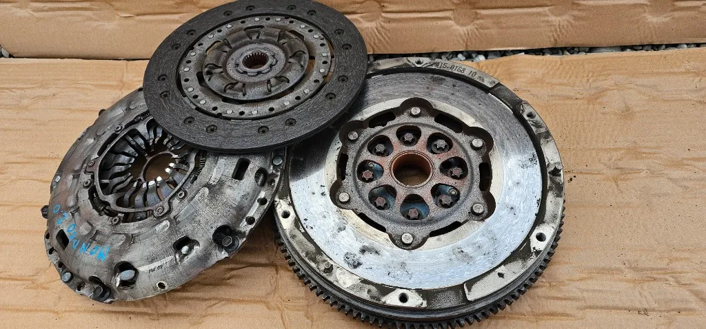 Volanta cu set ambreiaj Ford Mondeo MK3 2.0 TDCI 2002 2003 2004 2005 2006