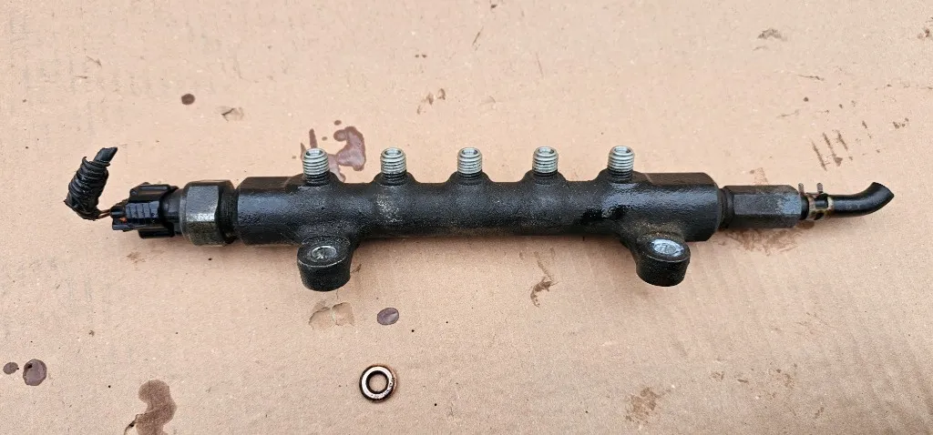 Rampa injectoare Toyota Avensis T25 / Rav 4 2.2 D-CAT 2006 2007 2008 2009