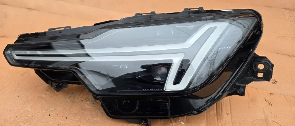Far stanga Volvo XC90 Full LED 2025 Active High Beam
