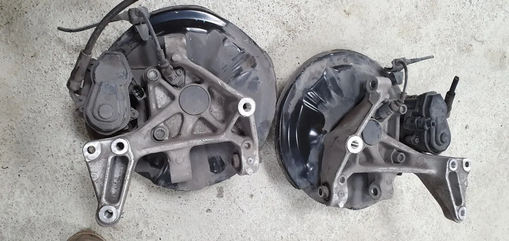 Fuzeta stanga dreapta spate AUDI Q3 2013 2014 2015 2016