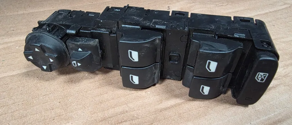 Butoane comanda geamuri electrice Peugeot 2008 an 2019 2020 2021 2022 2023