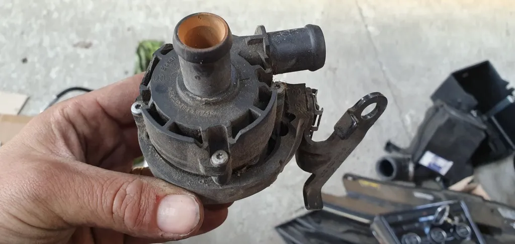 Pompa recirculare Apa Vw Golf 7 Passat B8 Touran Tiguan Octavia 3 Audi A3 8V 5G0965567
