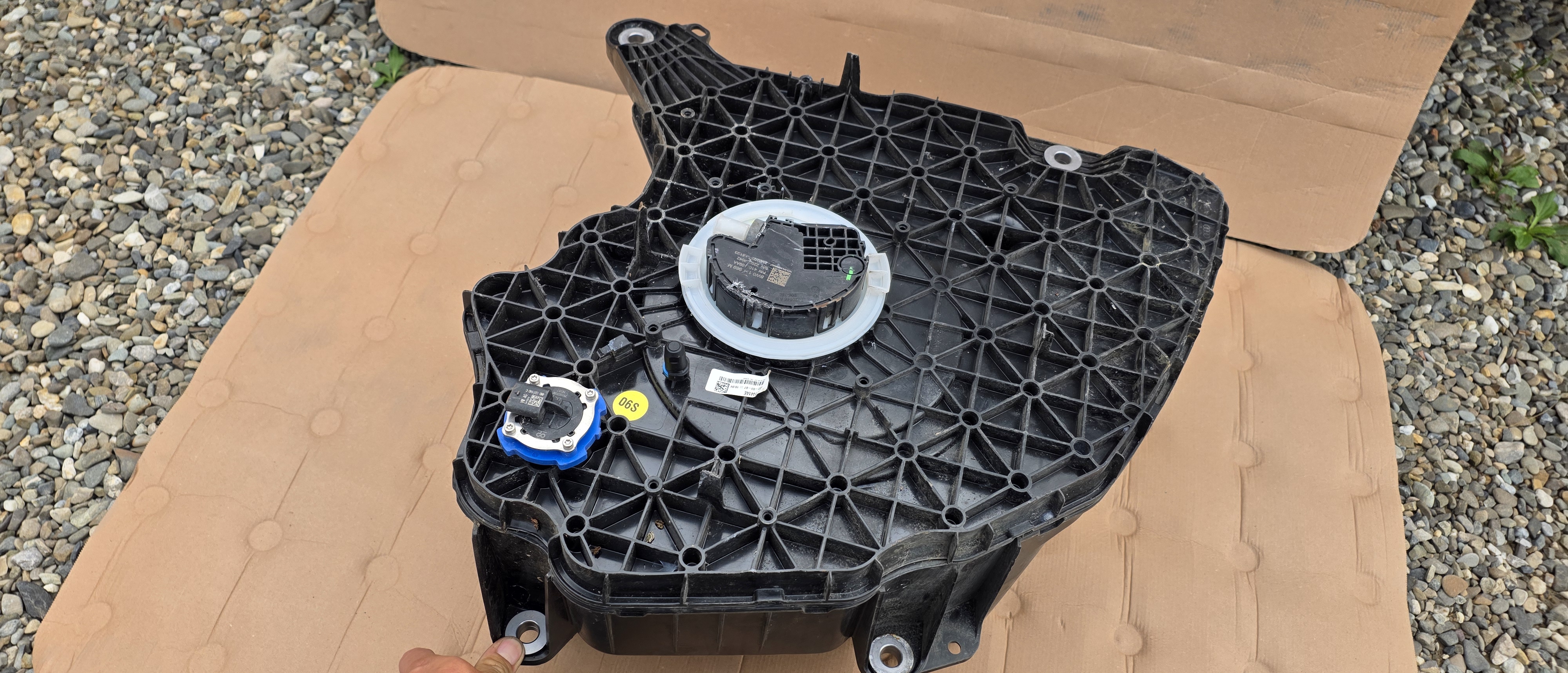 Rezervor adblue complet Audi A4 B9 / A5 F5 Facelift 2.0 TDI 2020 2021 2022 2023
