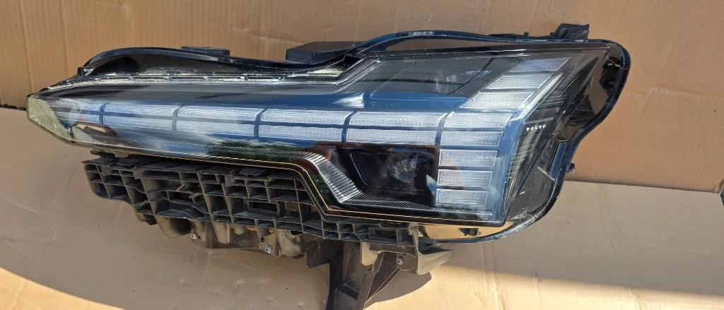 Far Stanga Volvo EX30 2024 2025 2026