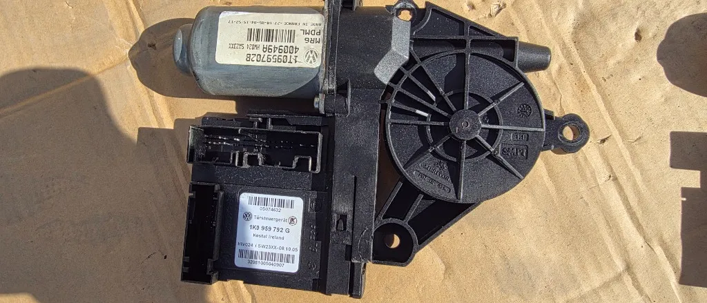 Motoras macara usa dreapta fata Vw Passat B6 / Skoda Octavia 2 / Touran / Golf 5 2005 2006 2007 2008